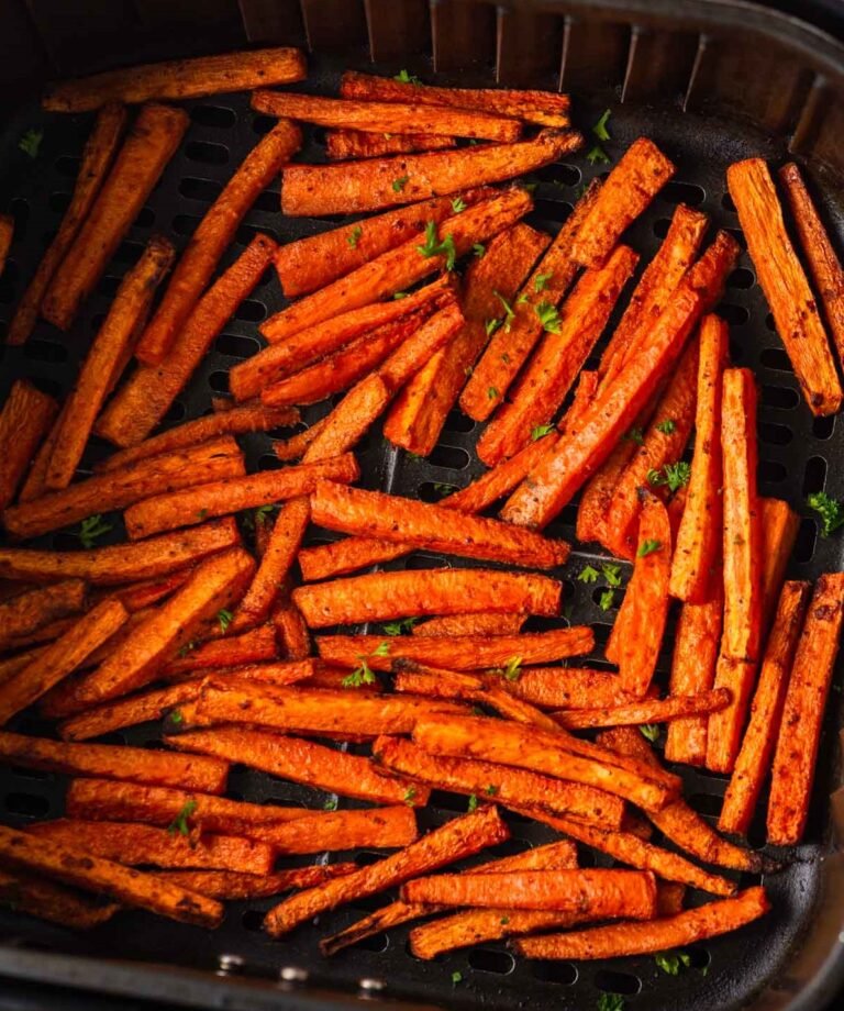 des frites de carotte cuites dans un tiroir d'air fryer