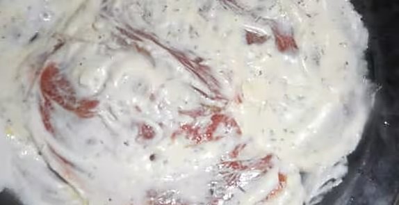 des tranches de gigot d'agneau dans une marinade au yaourt et à la menthe