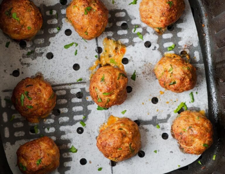 des boulettes de dinde cuite au air fryer dans un tiroir de cuisson