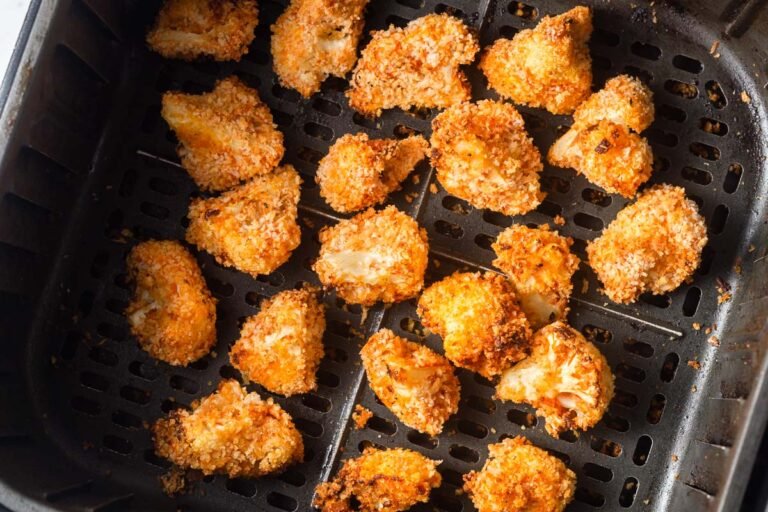 des morceaux de chou fleur panés dans un air fryer