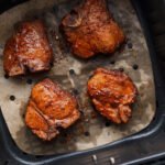 4 cotelettes d'agneau cuites dans un tiroir d'air fryer