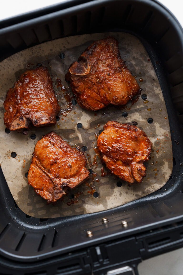 4 cotelettes d'agneau cuites dans un tiroir d'air fryer