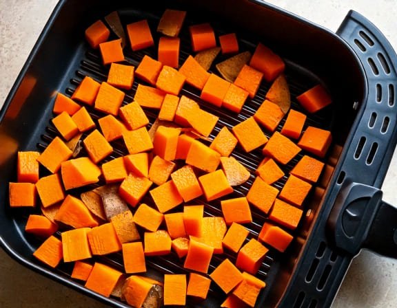 des cubes de patate douce prêts à cuire dans un panier d'air fryer
