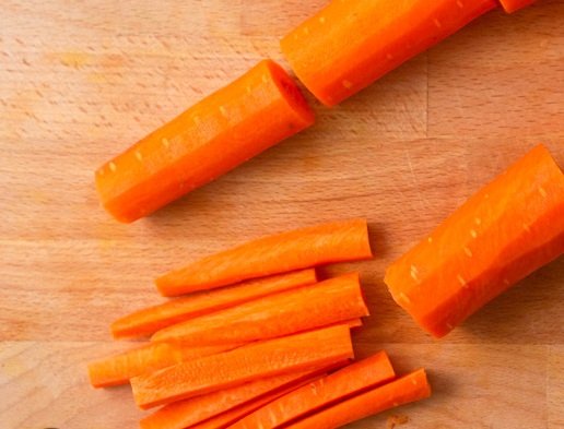 des frites de carotte  sur une planche à decouper