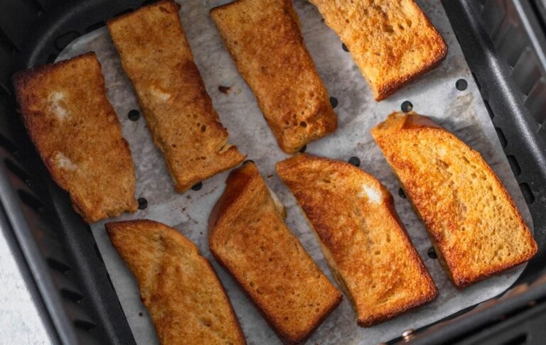 des tranches de pain perdu brioché dans un air fryer