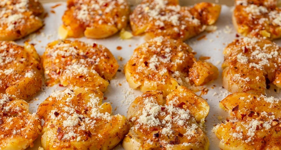 des pommes de terres avec du parmesan et du piment avant la cuisson air fryer