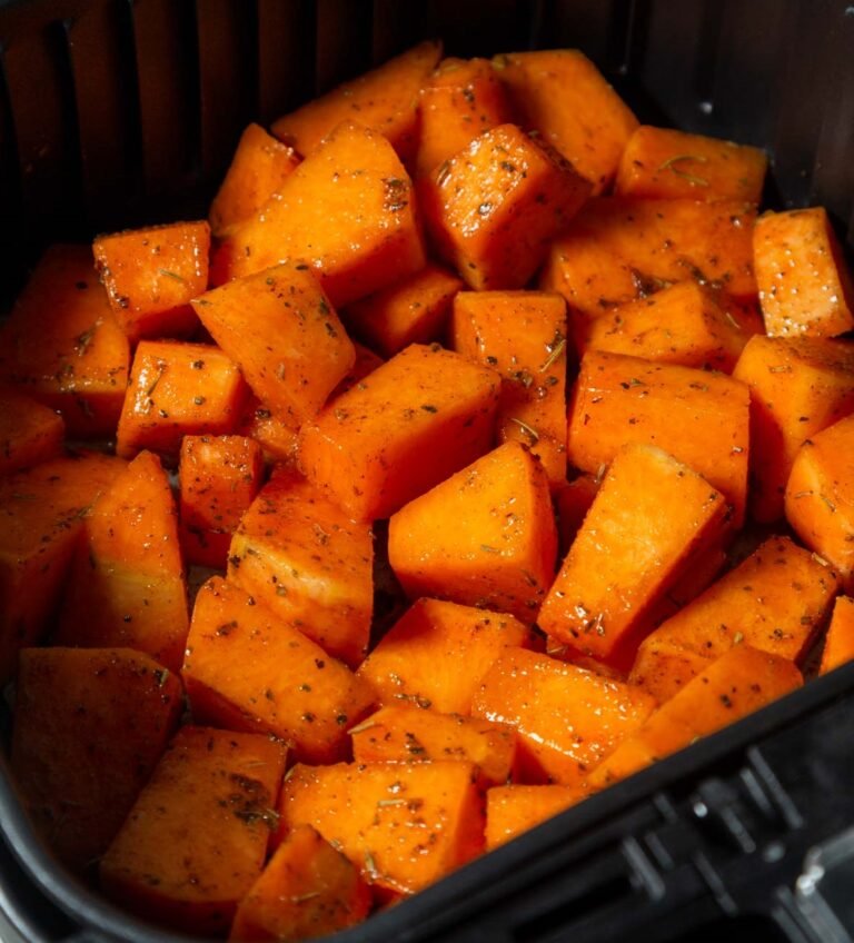 des cubes de potiron rôti dans un tiroir d'air fryer