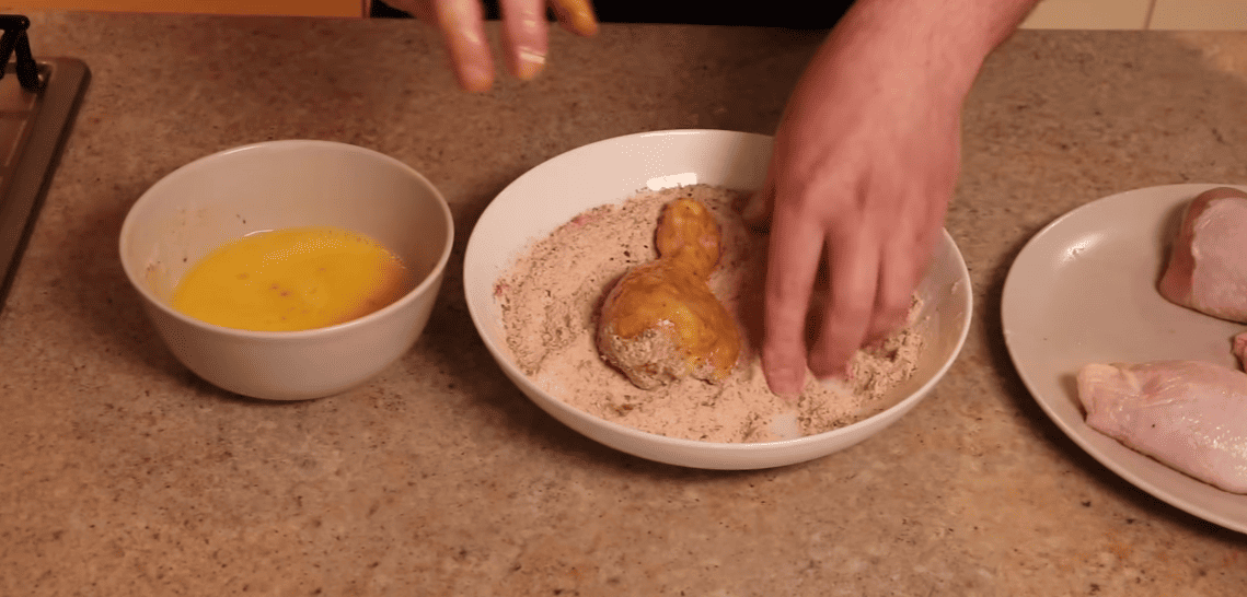enrobage avec farine et epices pour la recette de poulet kentucky air fryer