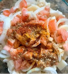 un saladier avec tous les ingrédientsn de la recette aloo gobi air fryer