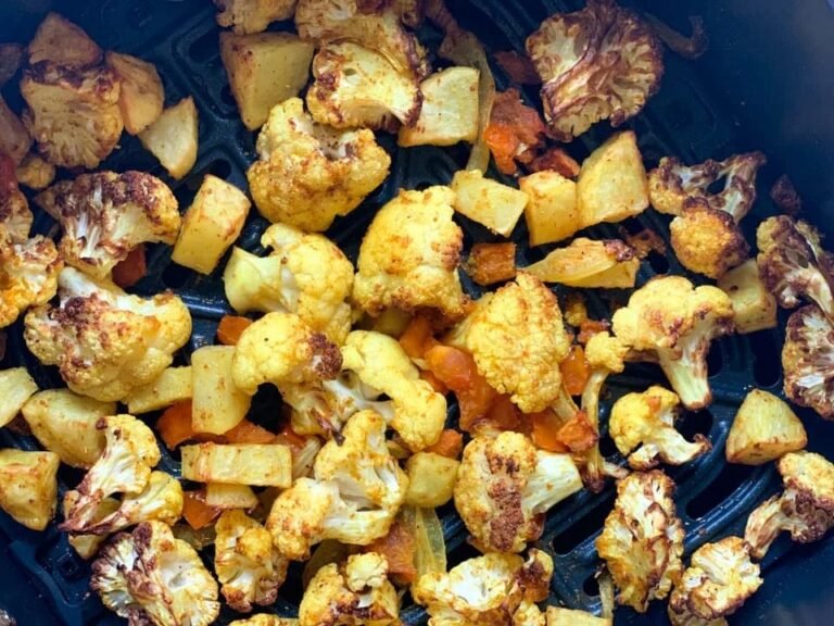 du chou-fleur et de la pomme de terre (aloo gobi), de la tomate dans un panier d'air fryer