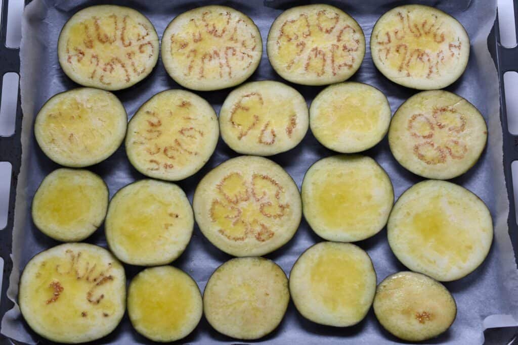 des tranches d'aubergines disposées sur une plaque