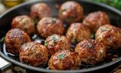 des boulettes de boeuf air fryer dans une assiette