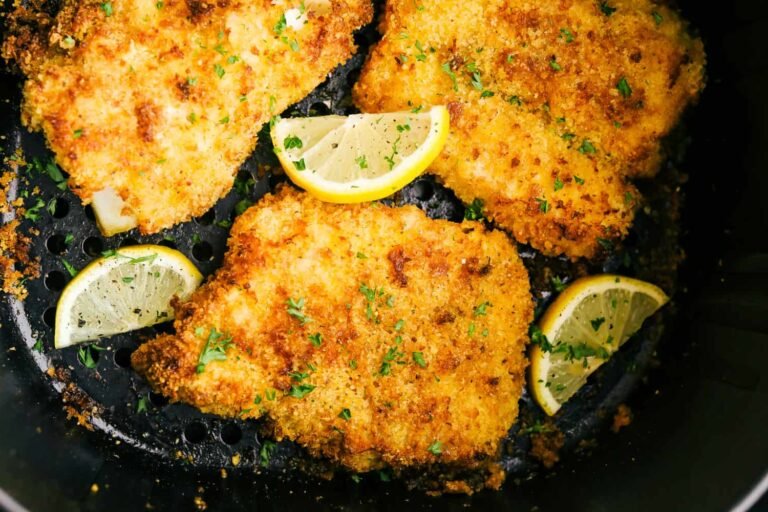 des morceaux de cabillaud panés panko dans un panier d'air fryer