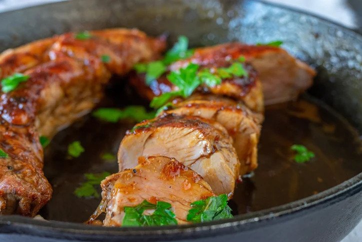 un filet mignon de porc tranché dans une assiette