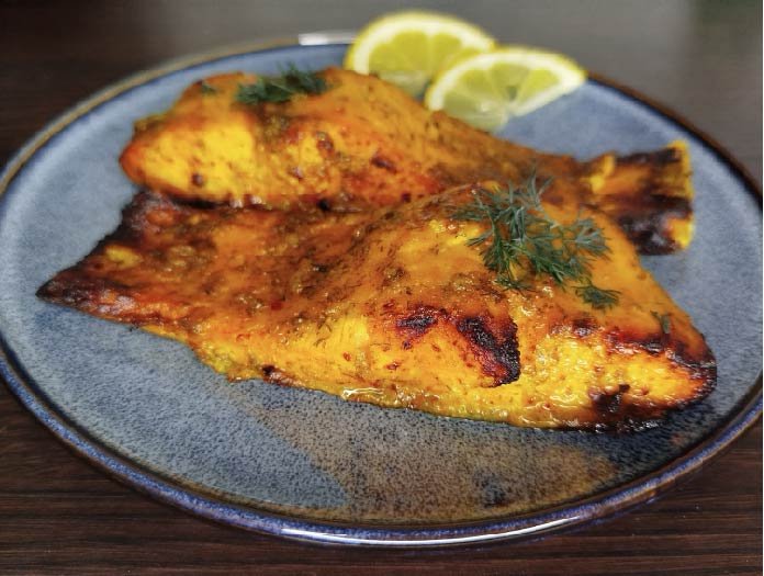 2 pavés de saumon cuit au air fryer dans une assiette bleue