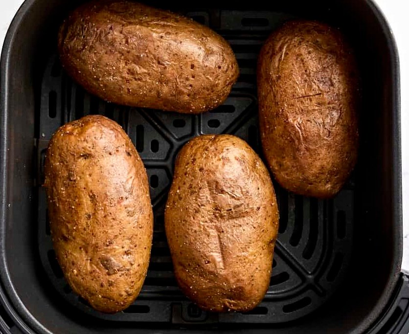 des pomme de terre cuites dans un panier d'air fryer