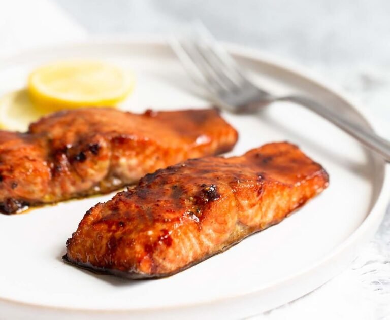 2 pavé de saumon air fryer et une rondelle de citron dans une assiette