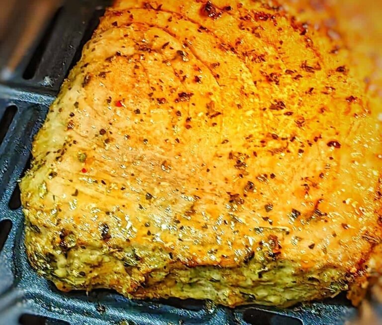 un steak de thon cuit sur la grille d'un air fryer