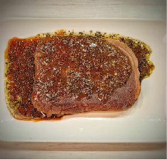 un steak de thon avec sa marinade à l'ail et aux herbes